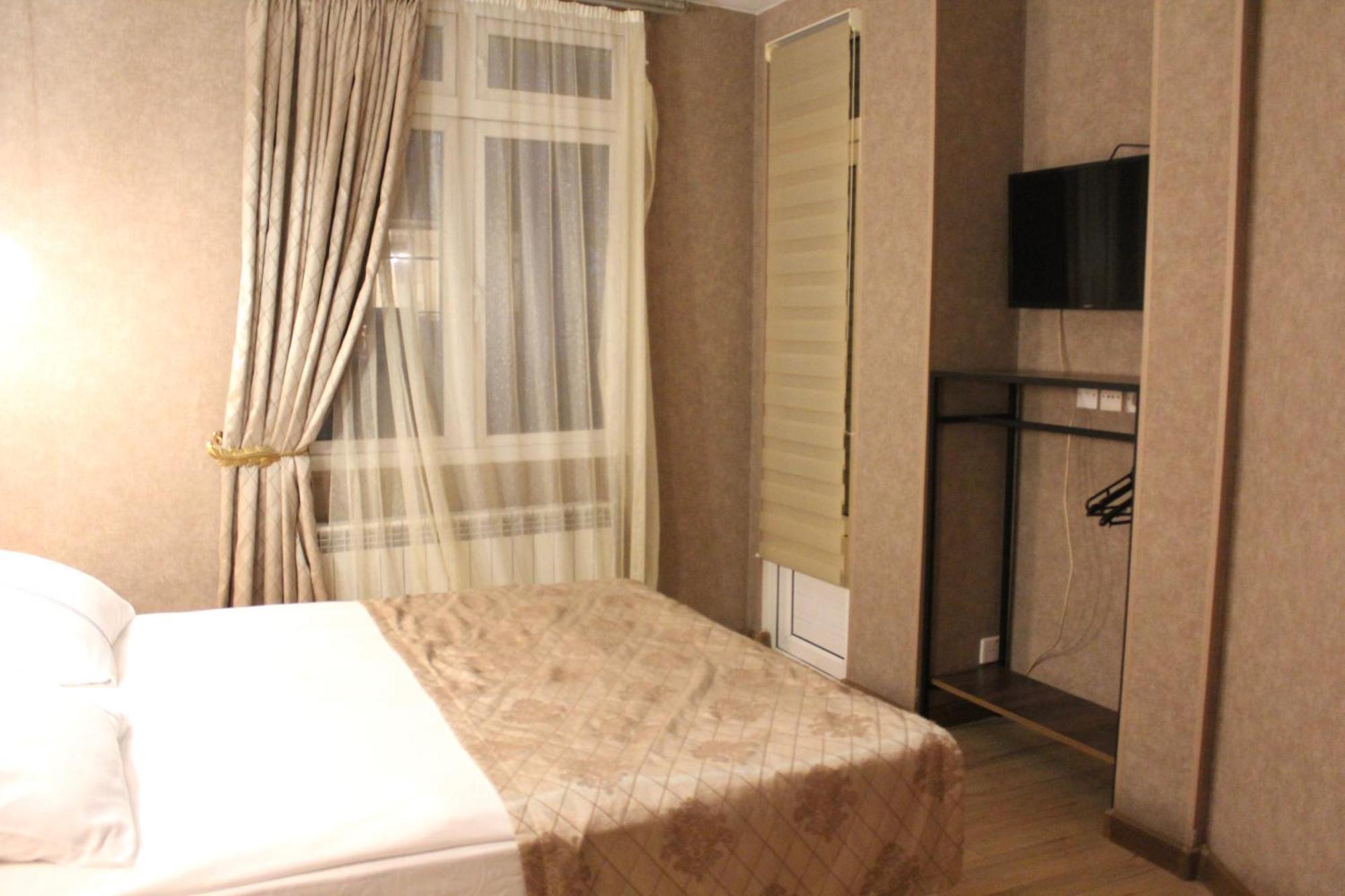 Luxor Gardens Hotel Batumi Room photo