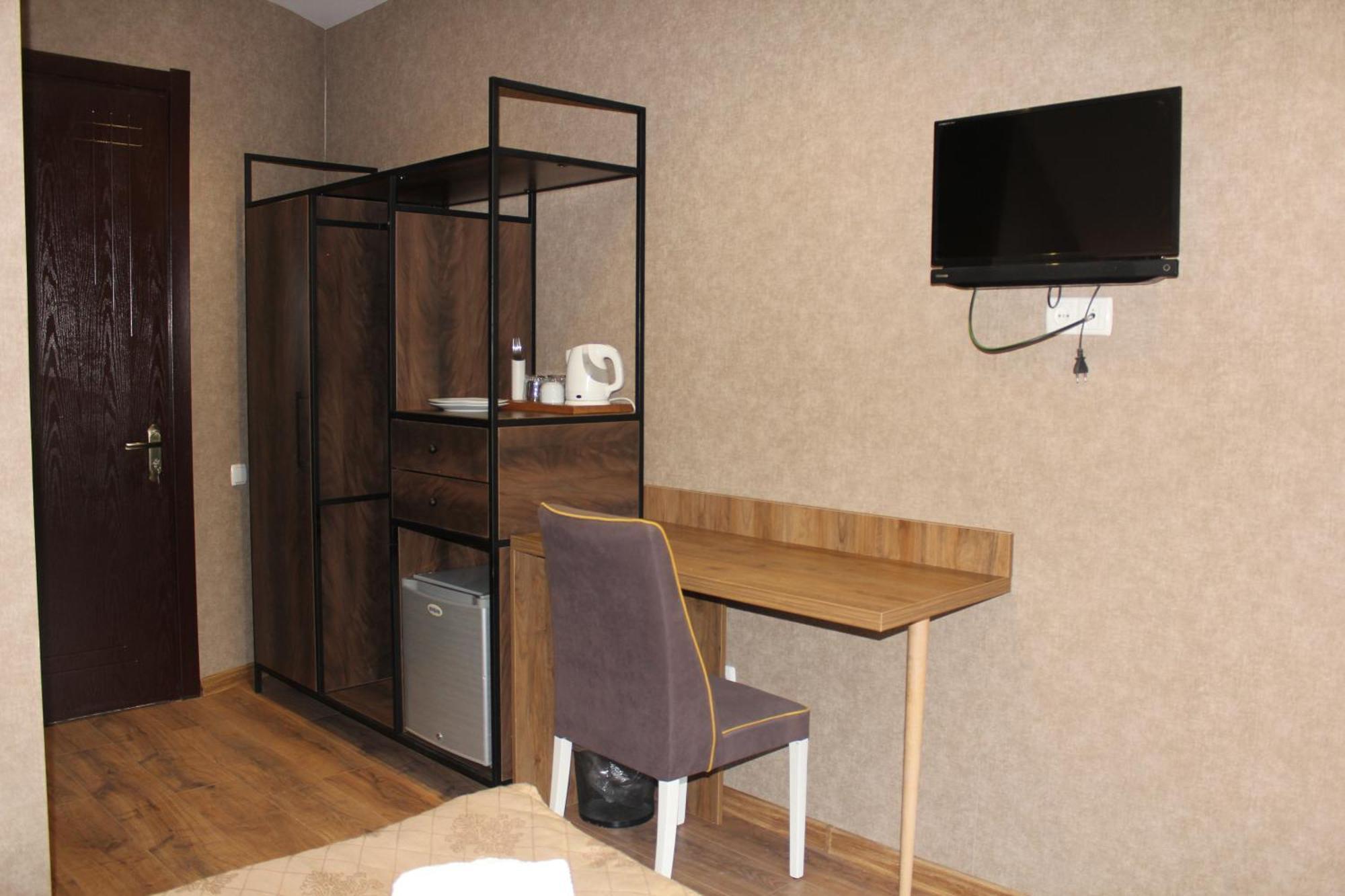 Luxor Gardens Hotel Batumi Room photo